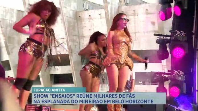 A Hora da Venenosa: cantora Anitta faz show em BH com tema de escola de samba carioca