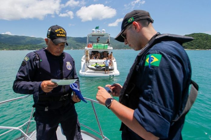 Abordagem, orientação e segurança: a rotina da Capitania dos Portos no litoral de SC