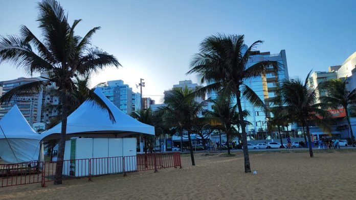 Após adolescente ser baleado, houve pânico e correria na Praia da Costa
