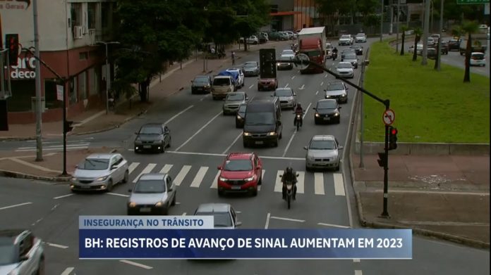 Avanço em sinal vermelho preocupa condutores nas ruas de BH