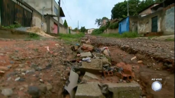 Bairro a Bairro: lama, buracos e mato alto geram dificuldades para moradores em Esmeraldas (MG)