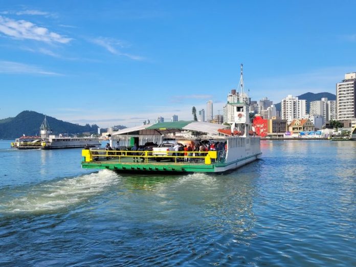 Balsa do ferry boat de Itajaí e Navegantes apreendida pela Marinha volta a operar