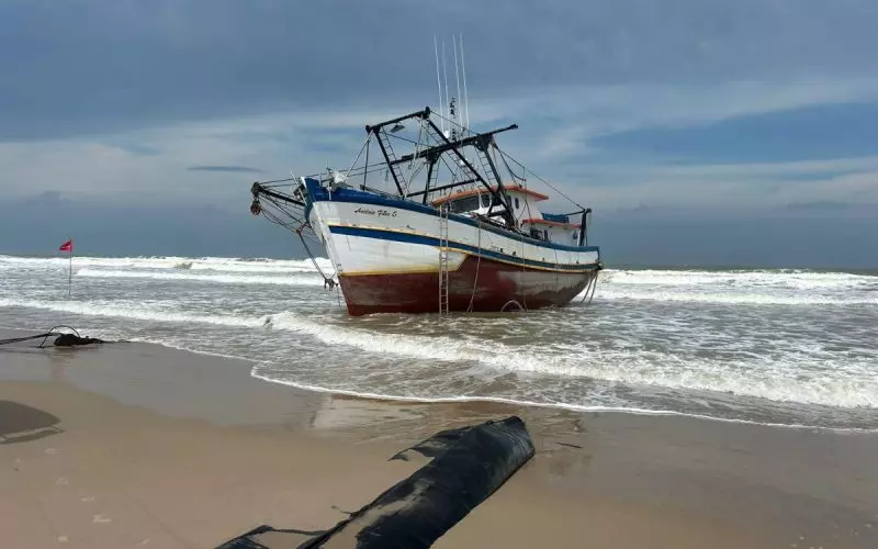 Barco encalhado em Navegantes