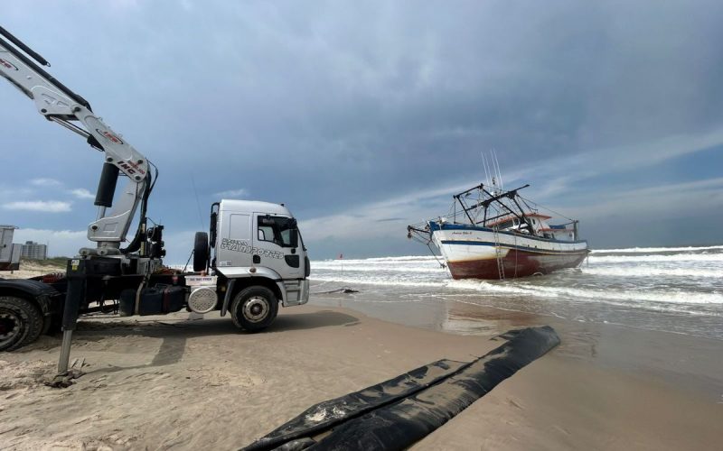 Barco encalhado em Navegantes