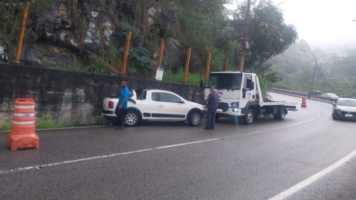 Carro colide com canaleta na Estrada Grajaú-Jacarepaguá