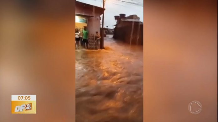 Chuvas do final de semana deixa estrago em regiões do DF - Brasília