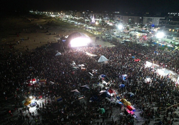 Mais de 300 mil pessoas curtiram os shows nas areias da Praia do Forte e no Portal de Santo Antônio, em Tamoios.