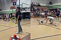 Cachorrinho invade partida de basquete e dribla jogadores.