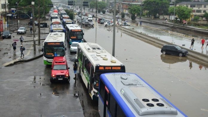 Depois de interdição por fortes chuvas no Rio de Janeiro, Avenida Brasil é totalmente liberada - Notícias