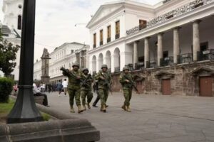Dia de terror provoca pânico e deixa ruas desertas no Equador
