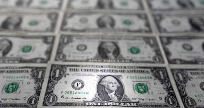 Dólar recua e Bolsa oscila com mercado à espera de novos dados de inflação