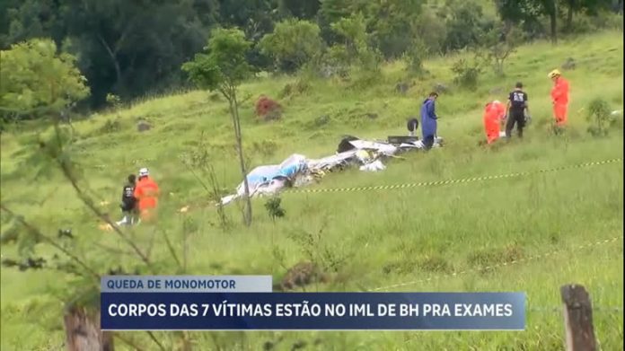 Especialistas analisam queda de avião monomotor em Itapeva (MG)