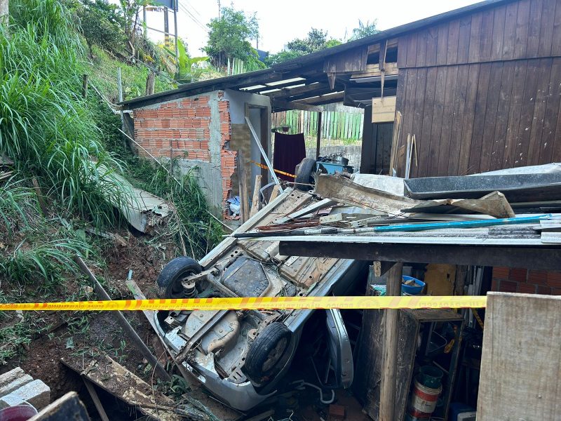 Uma das casa ficou com a cozinha completamente destruída &#8211; Foto: Greici Siezemel/ND