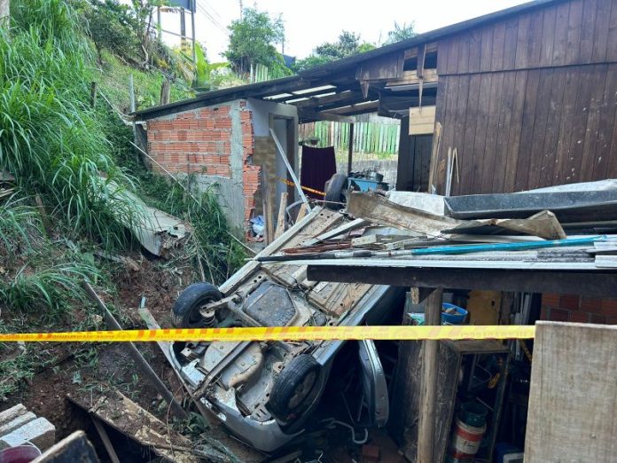 Forças de segurança retiram carro que destruiu casas em Itajaí