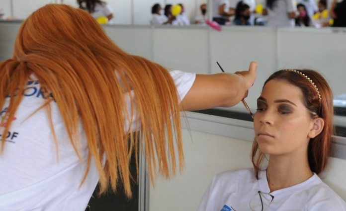 Maquiadores não podem cobrar mais caro de noivas se oferecerem o mesmo serviço