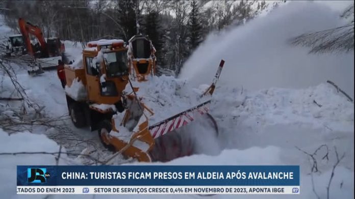 Mil turistas ficam presos em vilarejo na China após avalanche - JR 24H