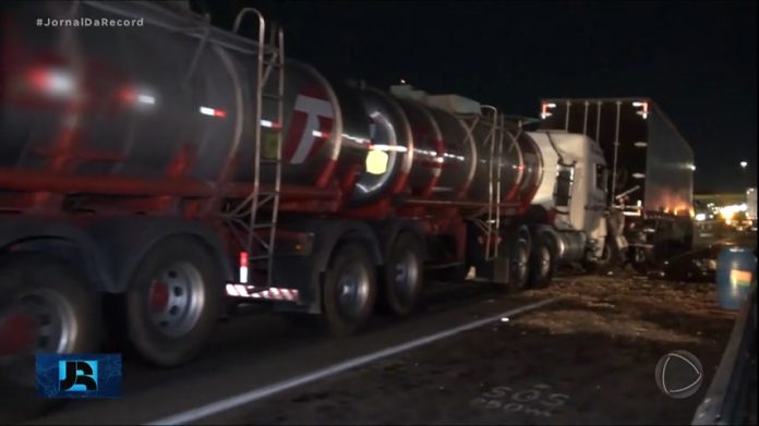 Motorista dorme ao volante e causa engavetamento que resulta em três mortes na via Dutra, em SP - Notícias