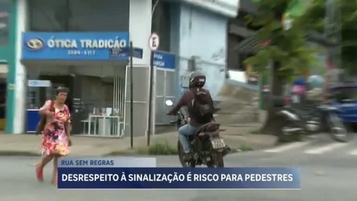 Motoristas e motociclistas desrespeitam sinalização e colocam pedestres em risco em rua de BH