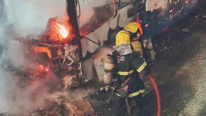 Ônibus pega fogo com passageiros, no Centro de Belo Horizonte
