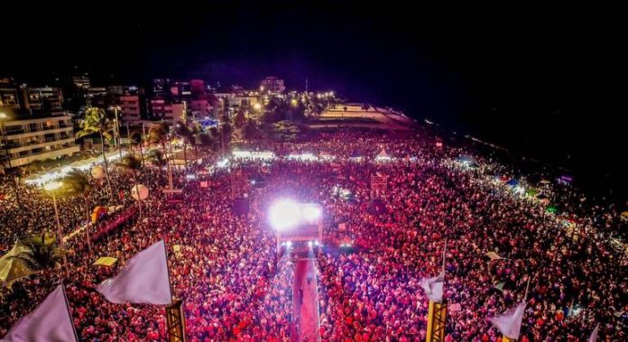 Praia fica lotada durante a terceira noite do festival Forró Verão, em João Pessoa - Cidades