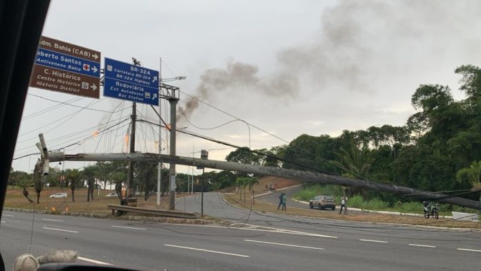 Queda de poste na Avenida Paralela