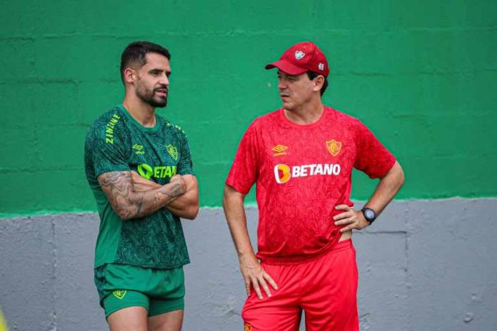 Reforços suam a camisa em primeiro treino com bola ao lado do grupo principal