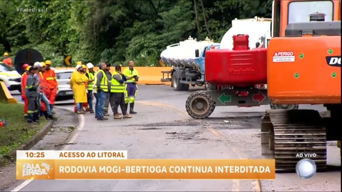 Rodovia Mogi-Bertioga segue interditada após queda de barreira no km 84 - RecordTV