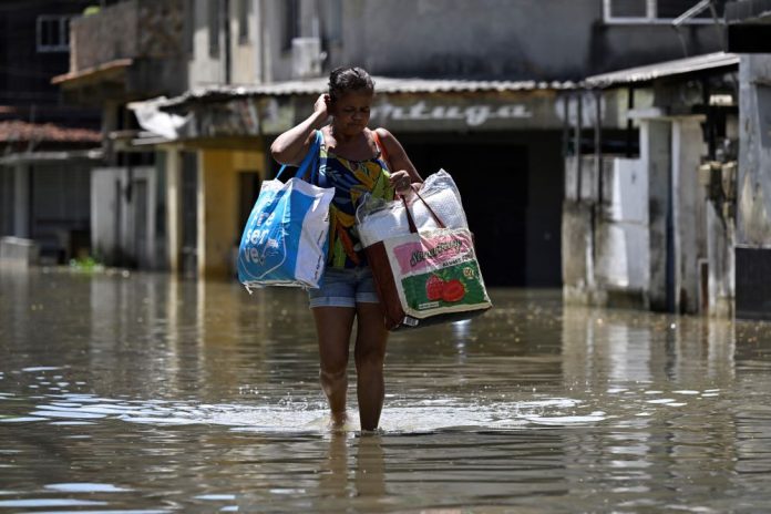 RS e SC seguem em alerta de grande perigo para tempestades nesta quarta (17)