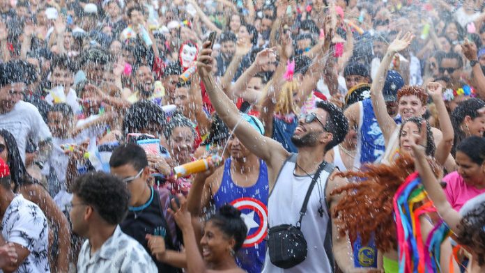 Vai pular carnaval no DF? Confira a programação dos blocos - Notícias