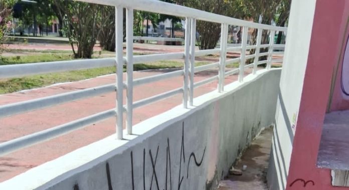 Vândalos picham equipamentos da Praça da Paz um dia após restauro - Cidades