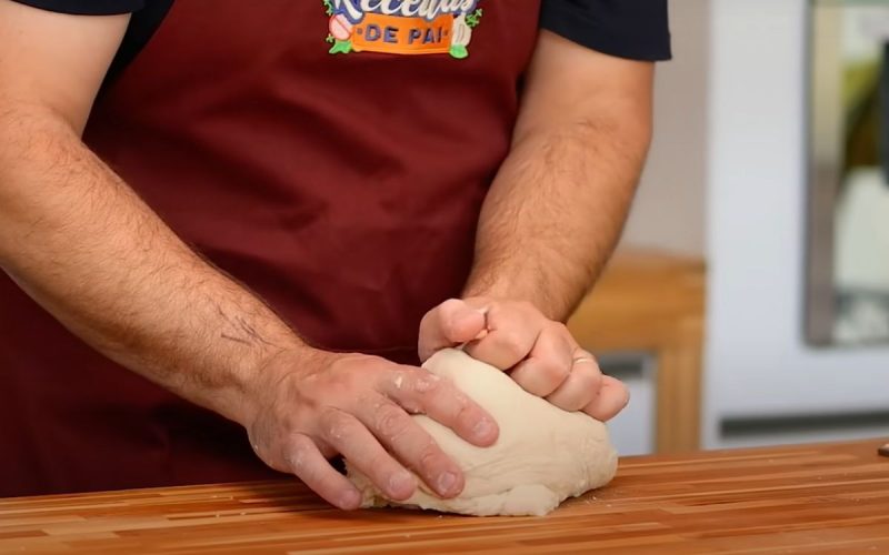 pão caseiro air fryer &#8211; Foto: Reprodução/Receitas de Pai/YouTube