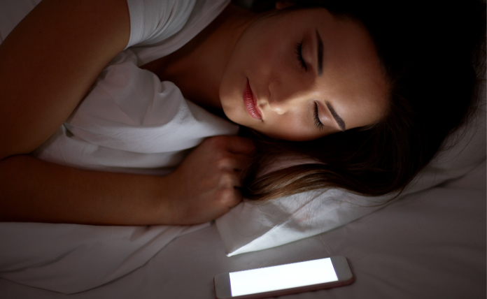 4 motivos para você NUNCA MAIS usar o celular antes de dormir