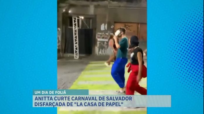A Hora da Venenosa: cantora Anitta se disfarça para curtir Carnaval de rua em Salvador (BA)