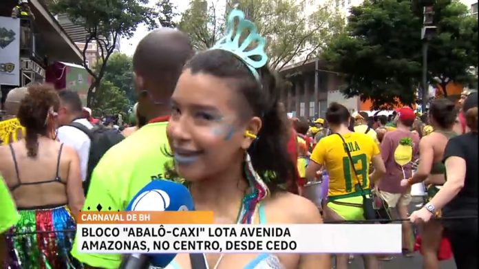 Abalô-caxi arrasta multidão de foliões na avenida Amazonas, em BH