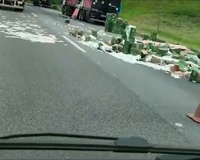 Acidente com carreta bloqueia faixa da Régis Bittencourt em Pariquera-Açu