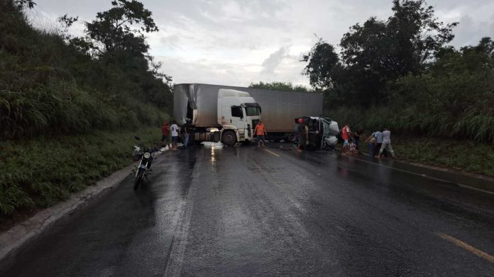 Acidente entre carreta e van deixa mortos e feridos no interior (MG)