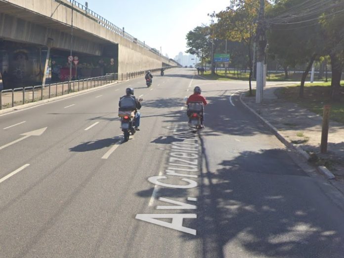 Acidente entre carro e moto deixa homem ferido na Avenida Cruzeiro do Sul