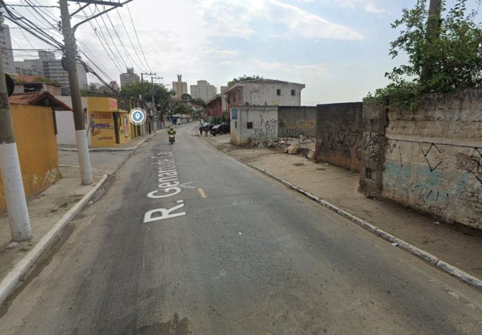 Acidente entre carro e moto na Rua Genaro de Carvalho