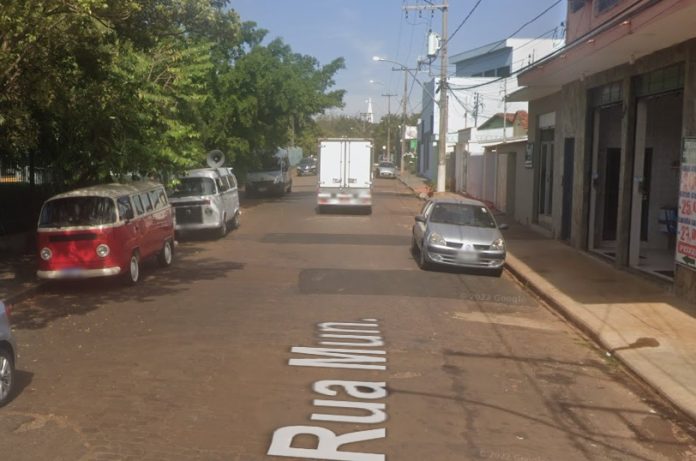 Acidente entre carro e moto na Rua Municipal em Ribeirão Preto