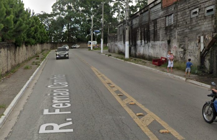 Acidente entre dois automóveis deixa feridos na Rua Fernão Carrilho