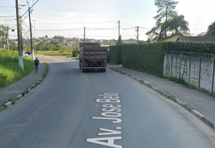 Acidente entre dois carros deixa feridos na Avenida José Belo