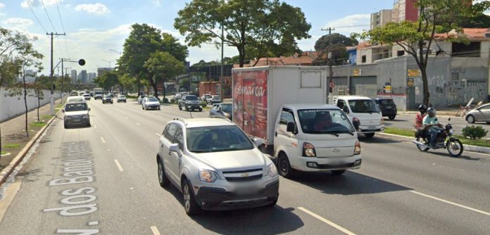 Acidente entre moto e automóvel deixa homem ferido na Avenida dos Bandeirantes