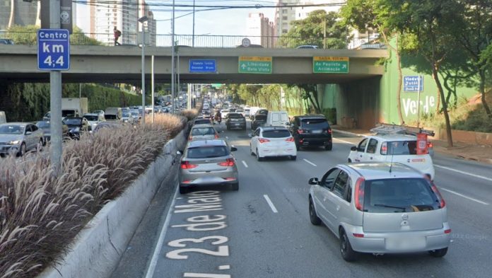 Acidente entre moto e automóvel deixa um ferido na Avenida 23 de Maio