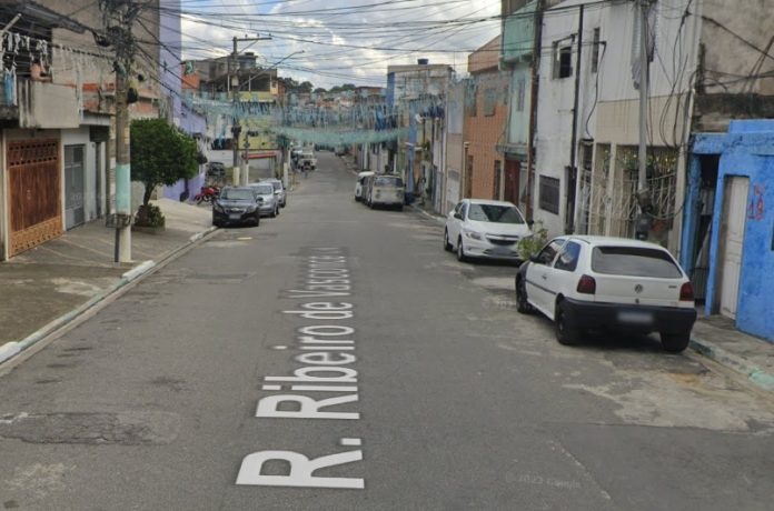 Acidente entre moto e carro deixa homem ferido na Rua Ribeiro de Vasconcelos