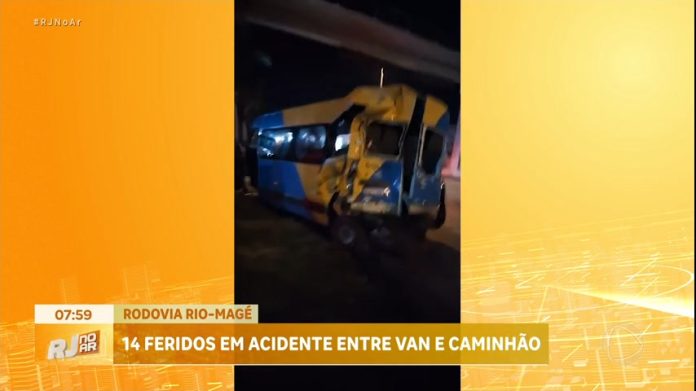 Acidente entre van e caminhão deixa 14 pessoas feridas na rodovia Rio-Magé - Rio de Janeiro