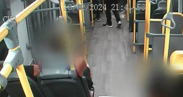 Adolescente é flagrado roubando celular em ônibus no Rio de Janeiro