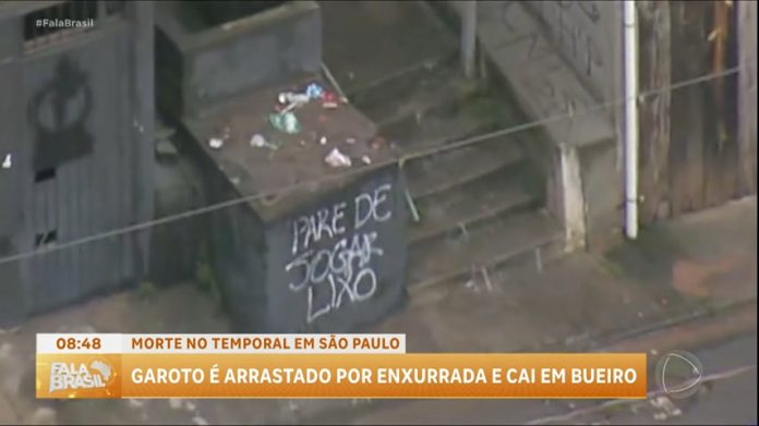 Adolescente morre após ser arrastado por enxurrada e cair em bueiro em São Paulo - RecordTV