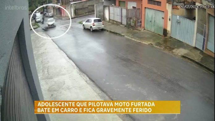 Adolescente que pilotava moto furtada bate em carro e fica gravemente ferido em BH