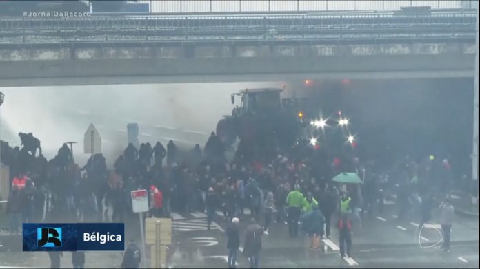 Agricultores enfrentam policiais durante protesto na Bélgica - Notícias