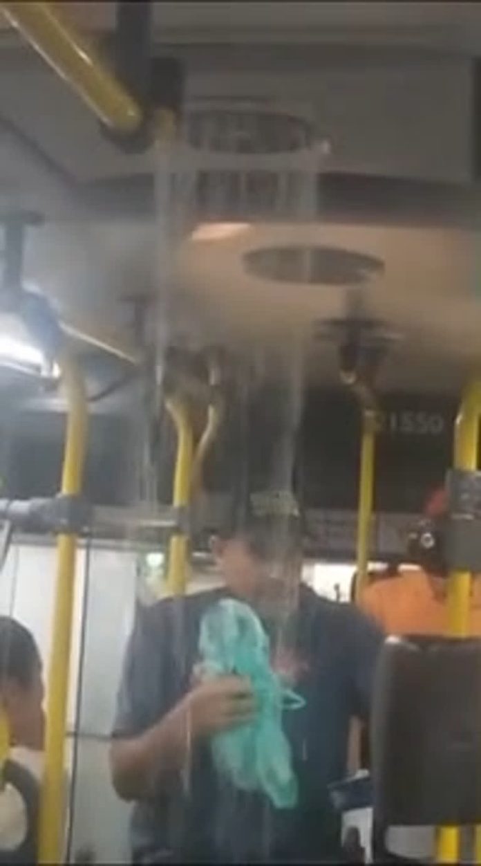 Água entra dentro de ônibus e molha passageiros durante forte chuva, em Planalitna - Notícias